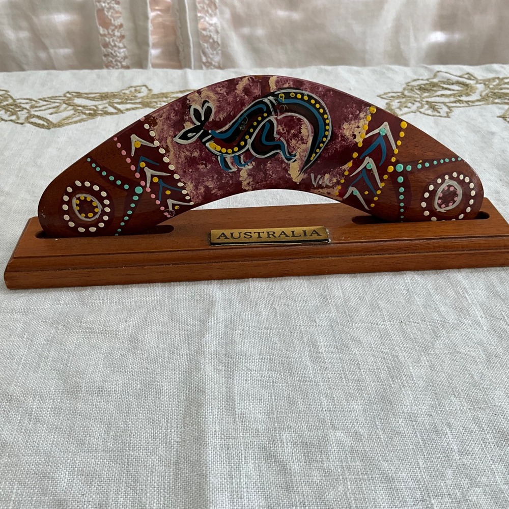 Vintage Australian Hand Painted Aboriginal Wooden‎ Boomerang Stand Kangaroo Art